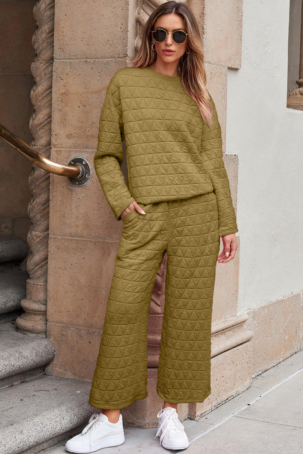 Salbei grün massiver Pullover und Hosen -Outfit