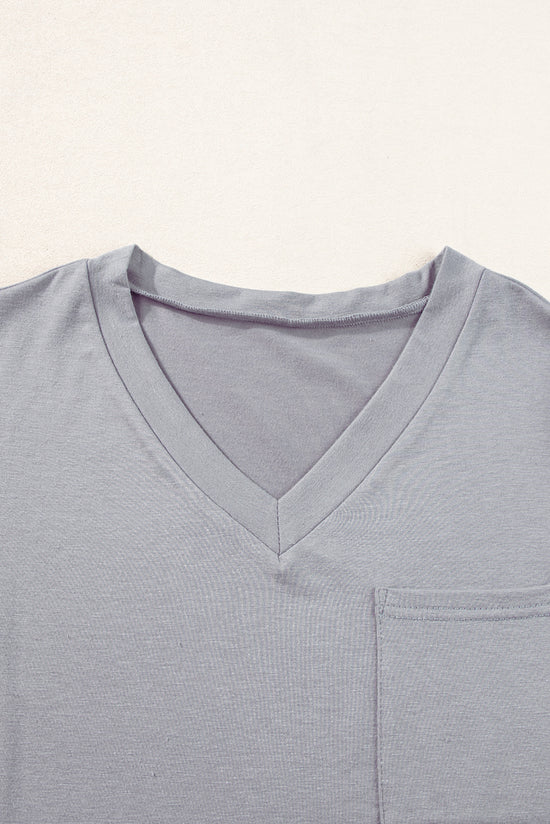 Medium gray t-shirt with clar in V and rounded hem with pockets