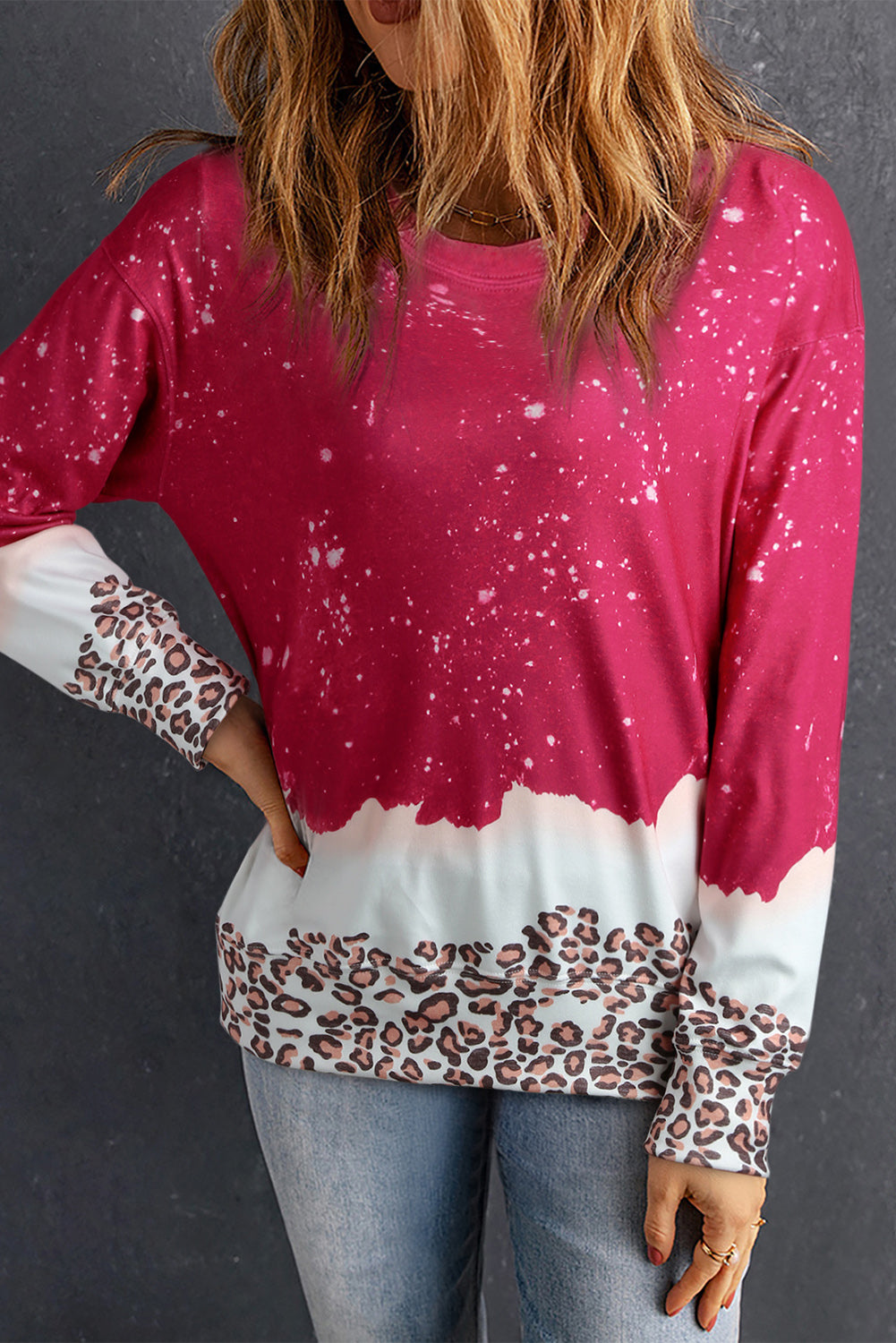 Sweat-shirt de pull-shirt blanchi rouge léopard rouge.