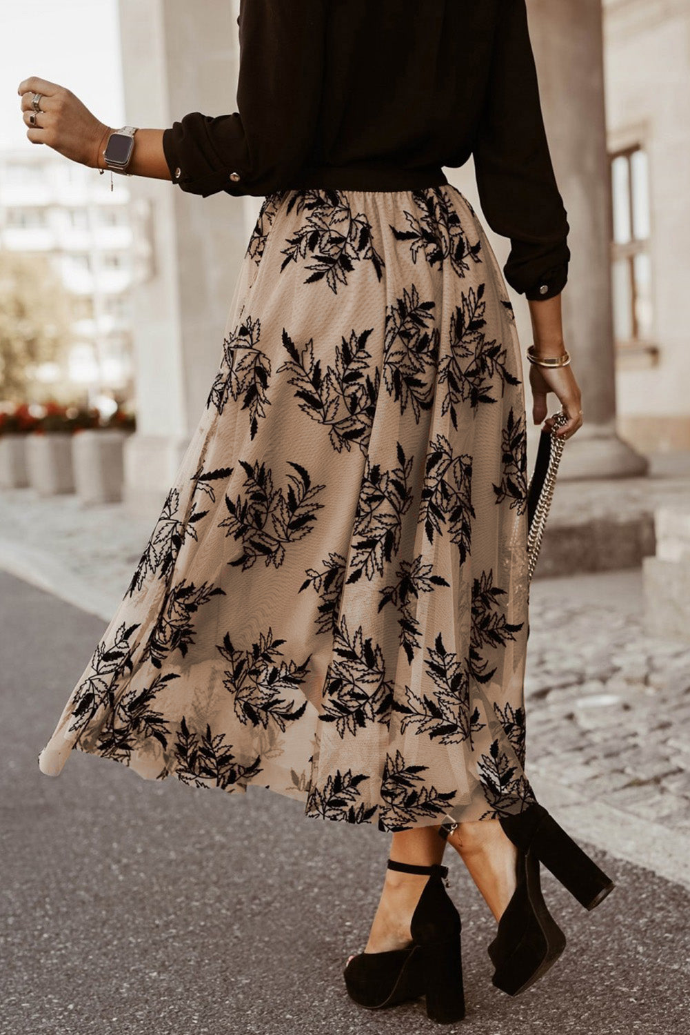 Long waist skirt embroidered with apricot floral leaves