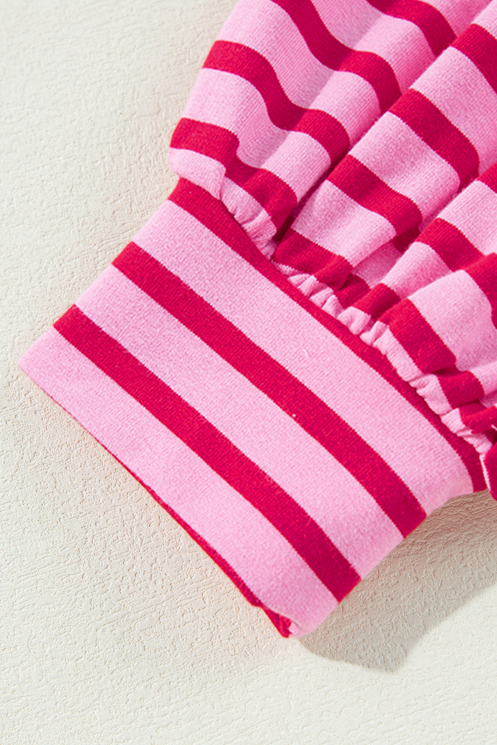 Llamativa sudadera rosa y cuello y hombros