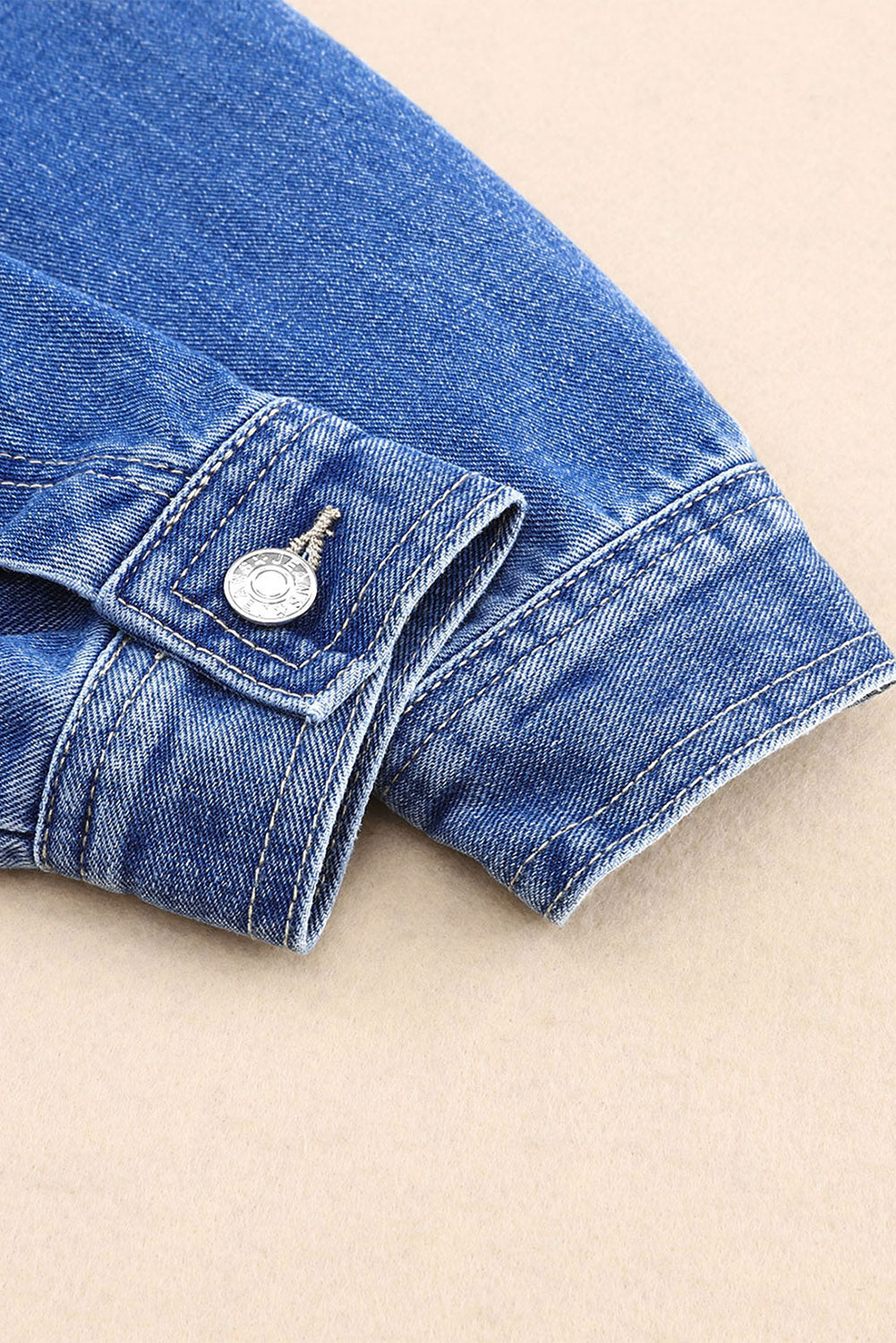 Chaqueta de mezclilla sin azul con bolsillos de pecho *
