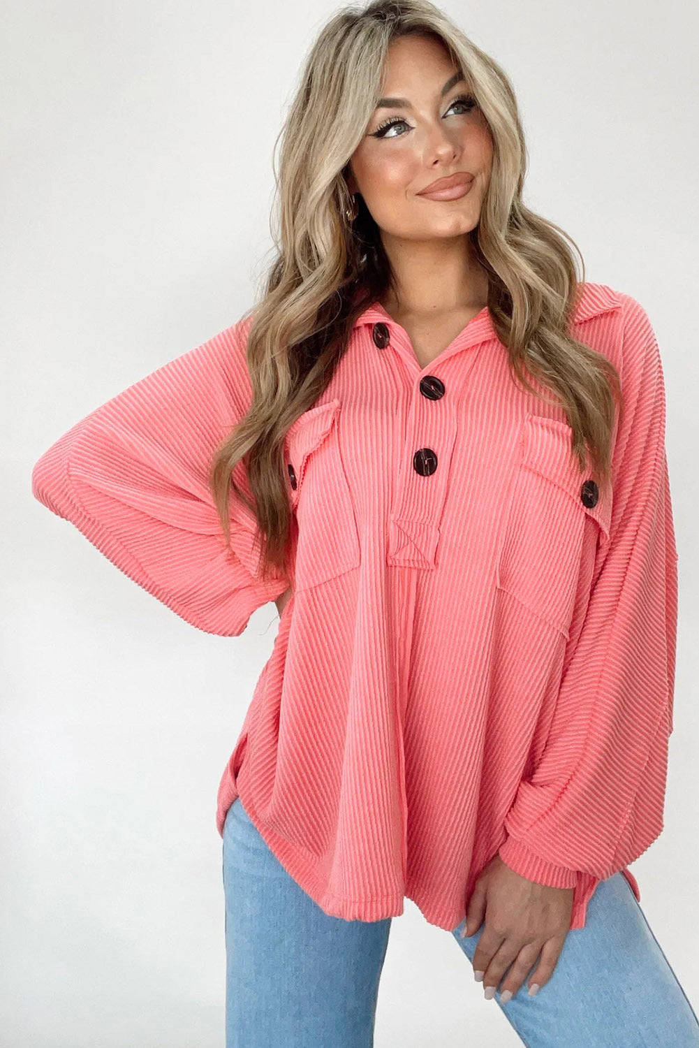 Top henley con bolsillo con solapa y cordón en rosa