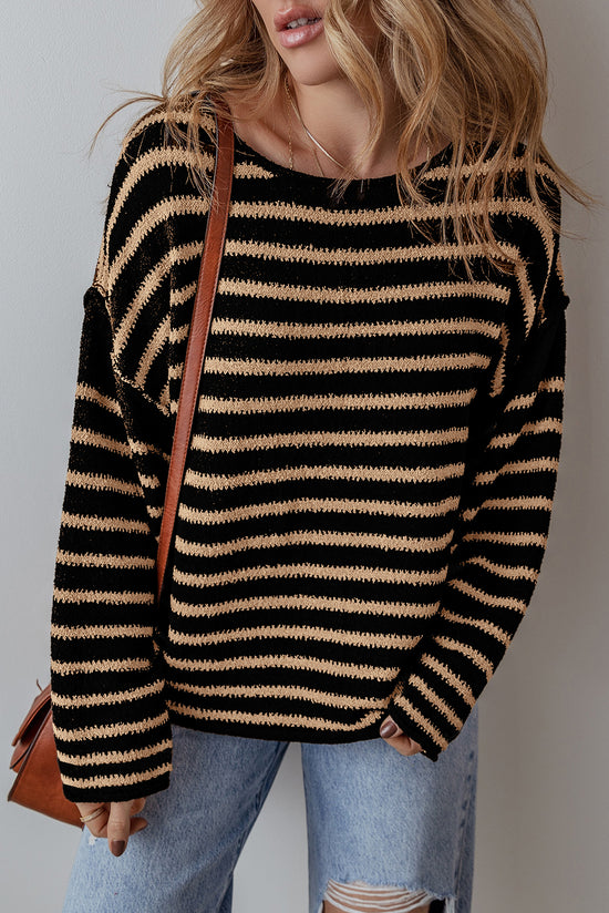 Black full -bodied sweater and drooping shoulders, round neck