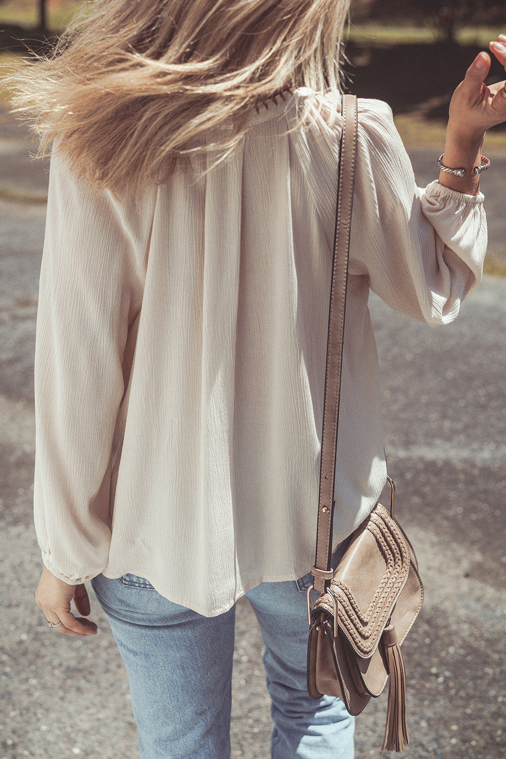 Chemise ample beige à manches bouffantes texturées brodées de fleurs