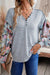 Gris alto con flores y mangas de linterna, mosaico abotonado, V -neck