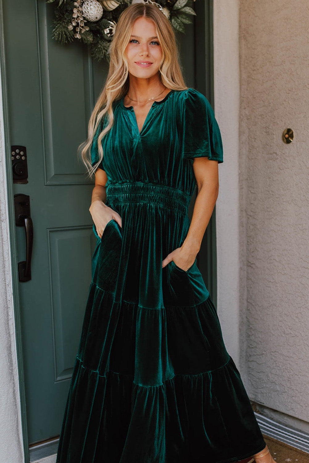 Robe longue Evergreen en velours à manches courtes et taille froncée à plusieurs niveaux