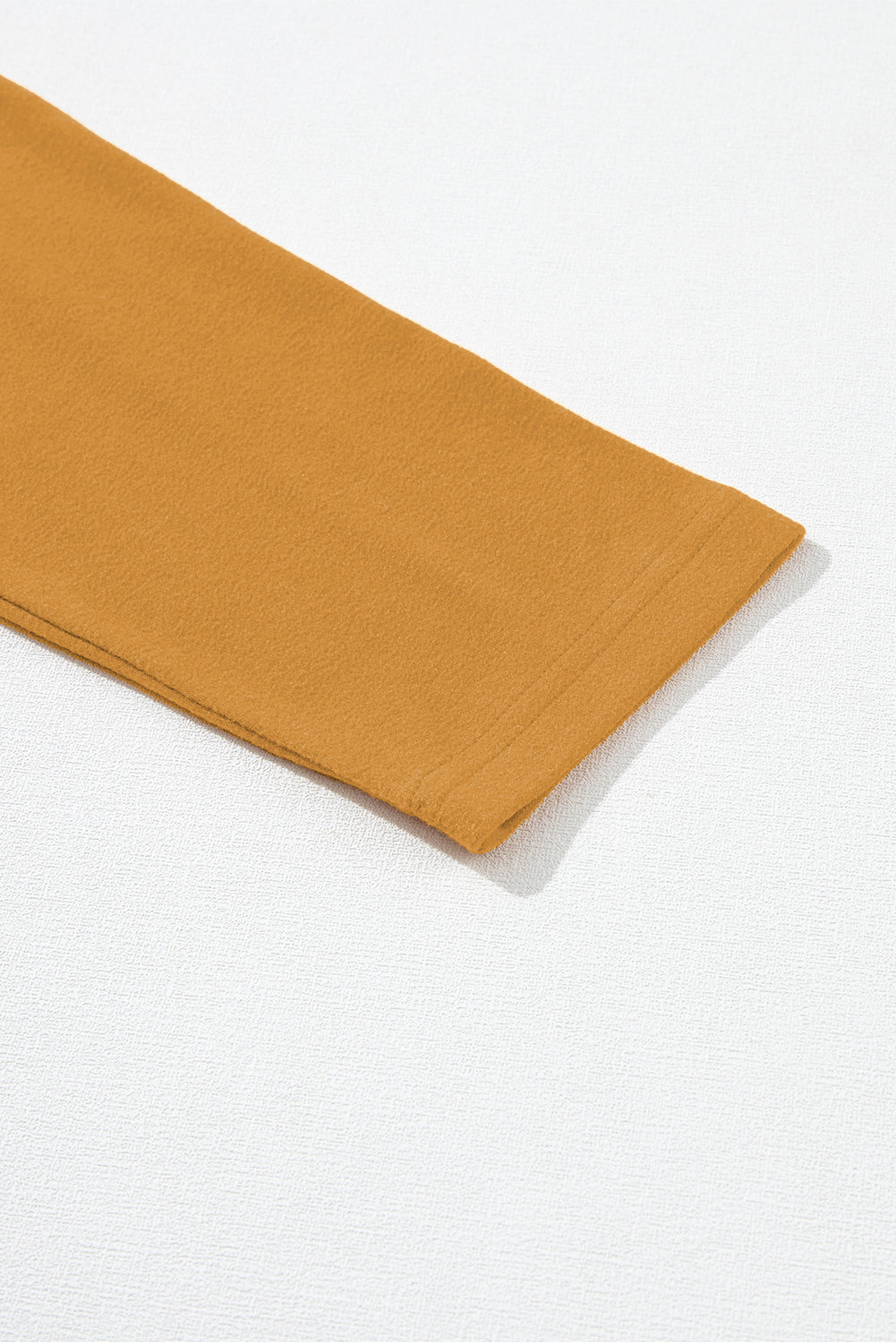Top de manga larga de punto con bloques de color y costuras expuestas en beige francés claro