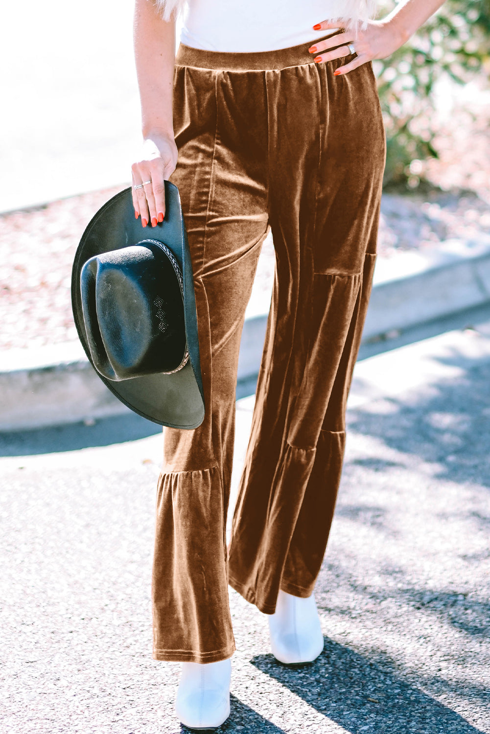 Pantalones castaños de terciopelo con pernera ancha y dobladillo con volantes