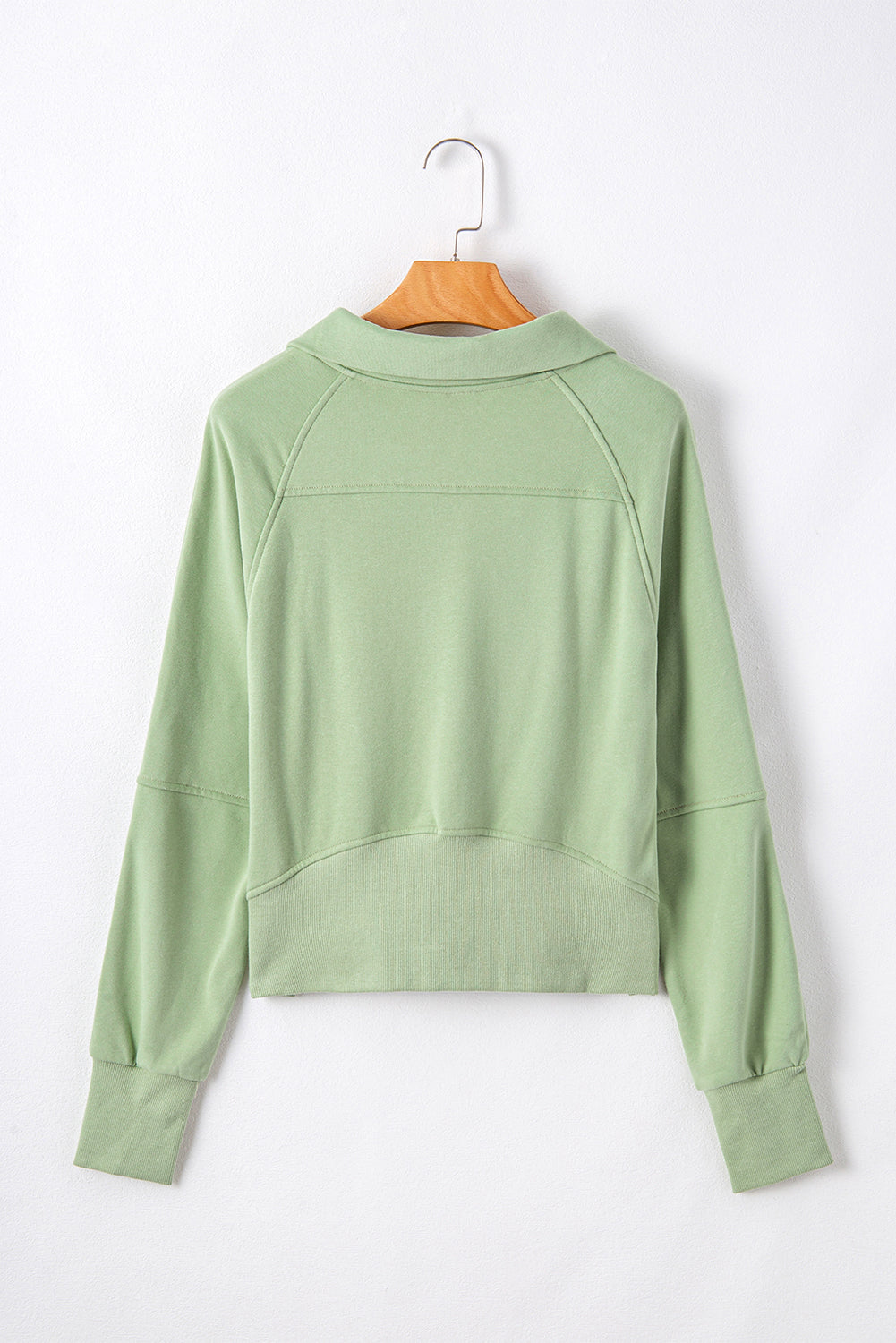 Sweat-shirt vert fumée avec poche kangourou et col montant avec fermeture éclair sur un quart