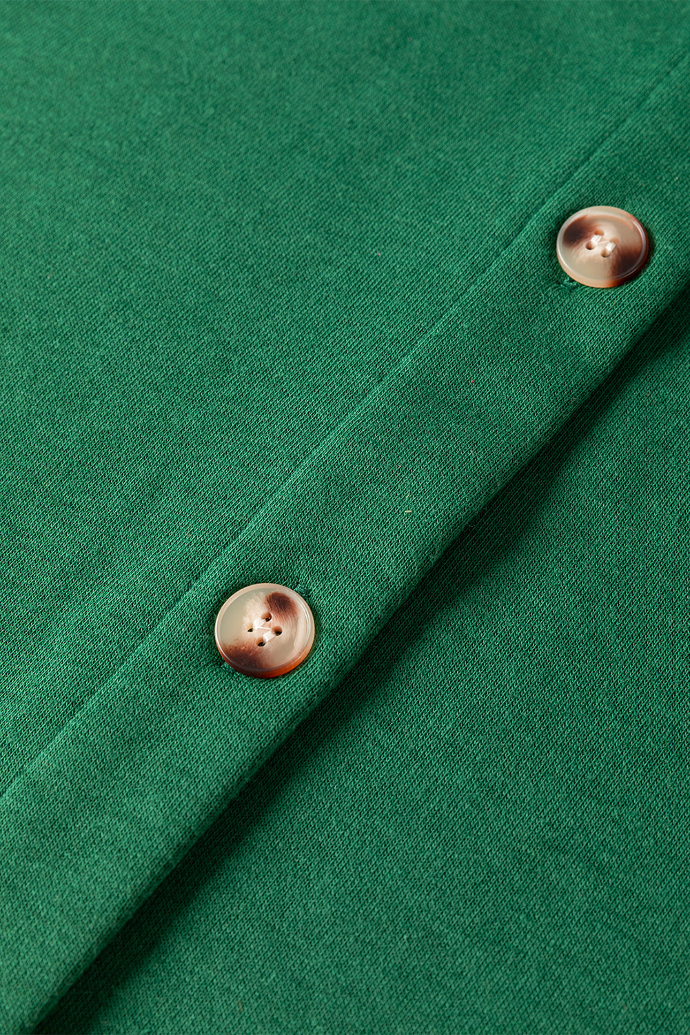 Veste à capuche boutonnée vert noirâtre à manches tricotées contrastées