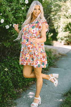 Vestido morado con estampado floral y cuello dividido, mangas flotantes