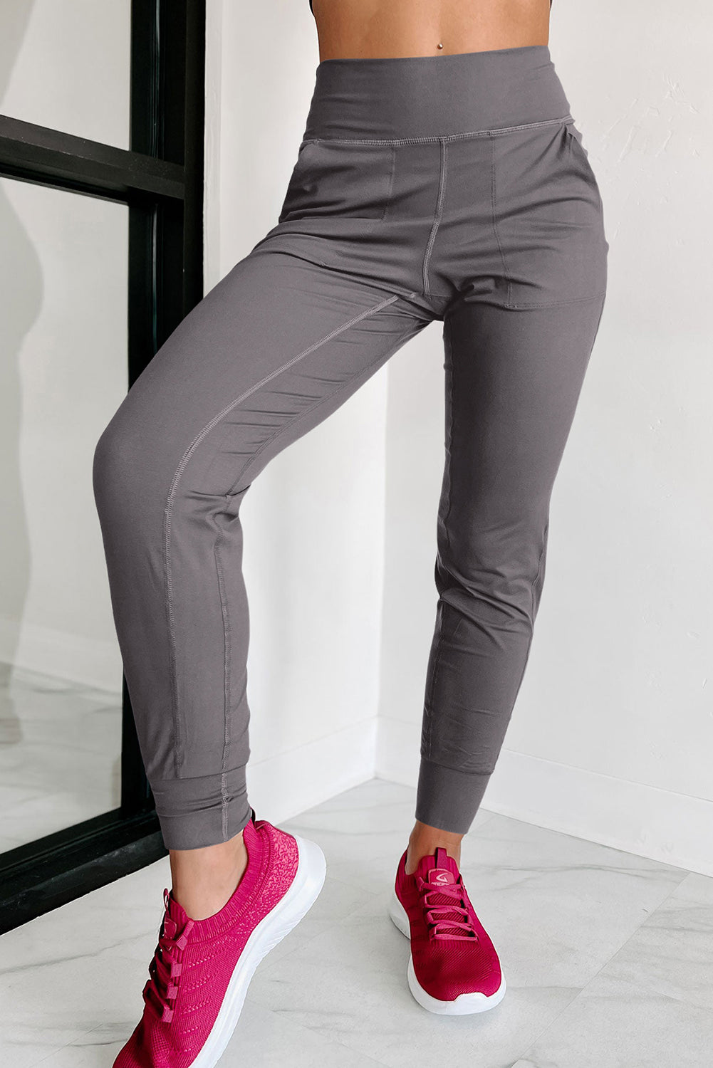 Pantalon de jogging taille haute avec poches et coutures apparentes gris moyen