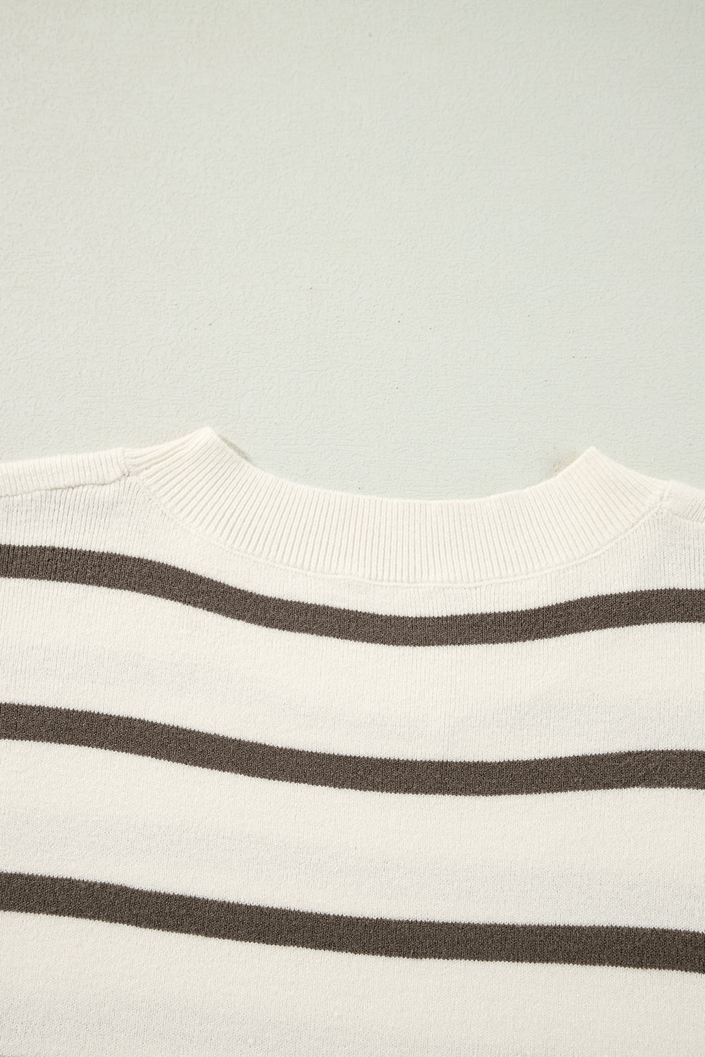 T-shirt with short sleeves and brown round collar with stripes and side slits