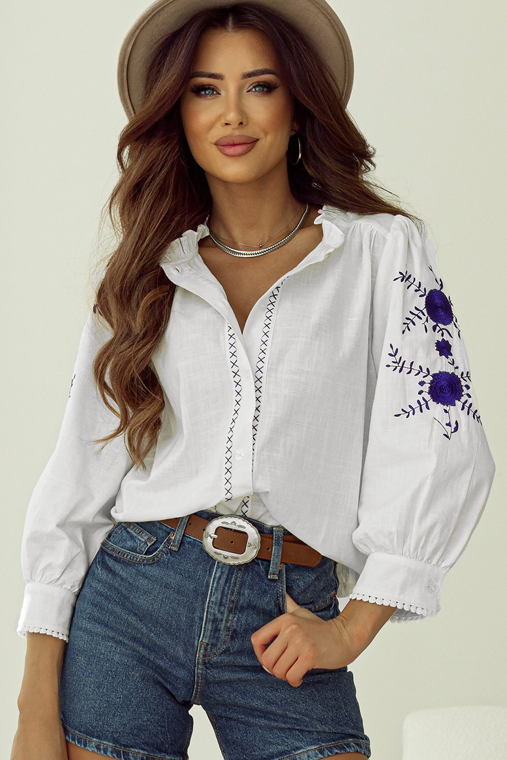 Chemise blanche à manches bracelet brodée de fleurs *-A WOMAN WE LOVE