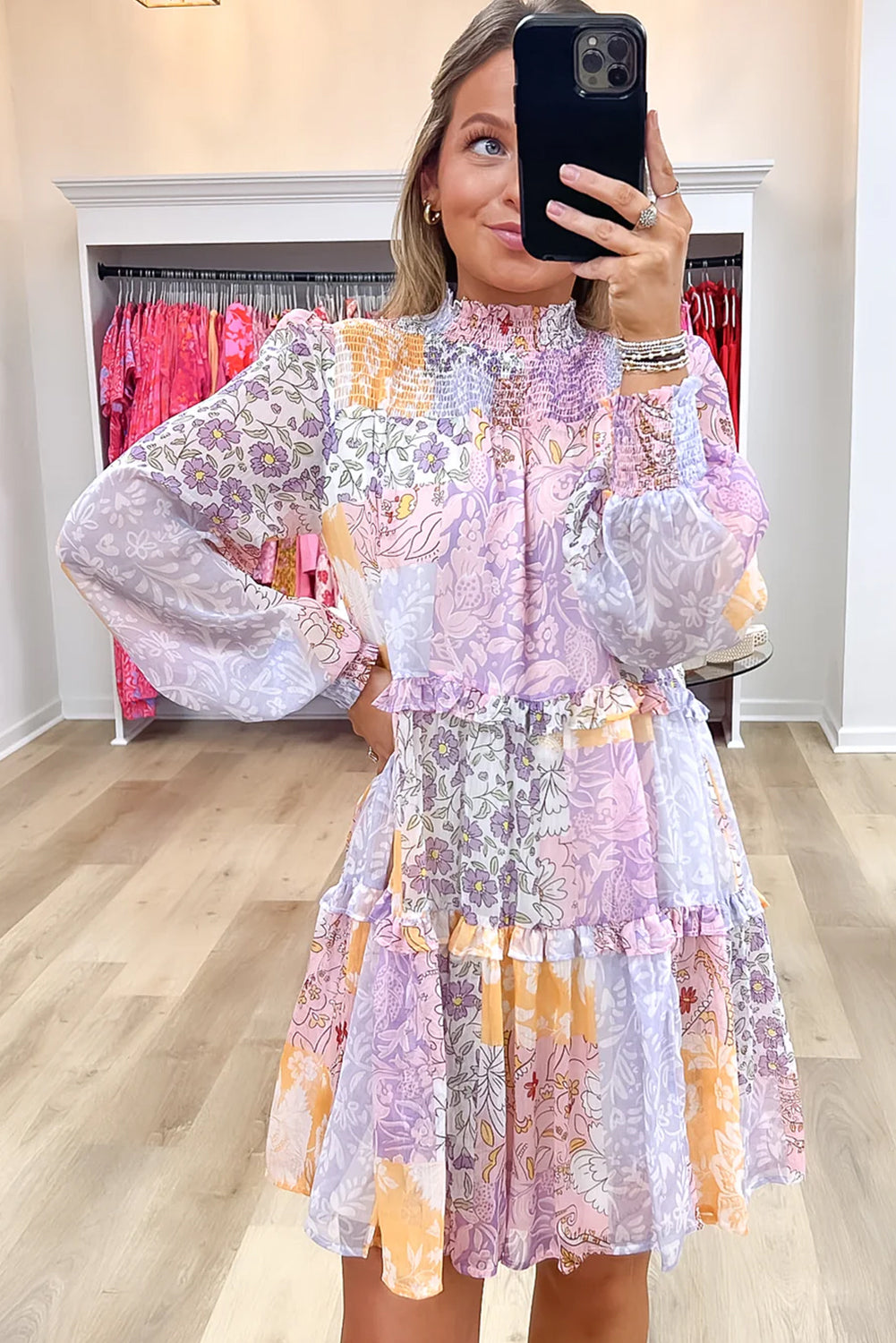 Robe multicolore à fleurs smockées, col montant, volants et manches bouffantes à plusieurs niveaux