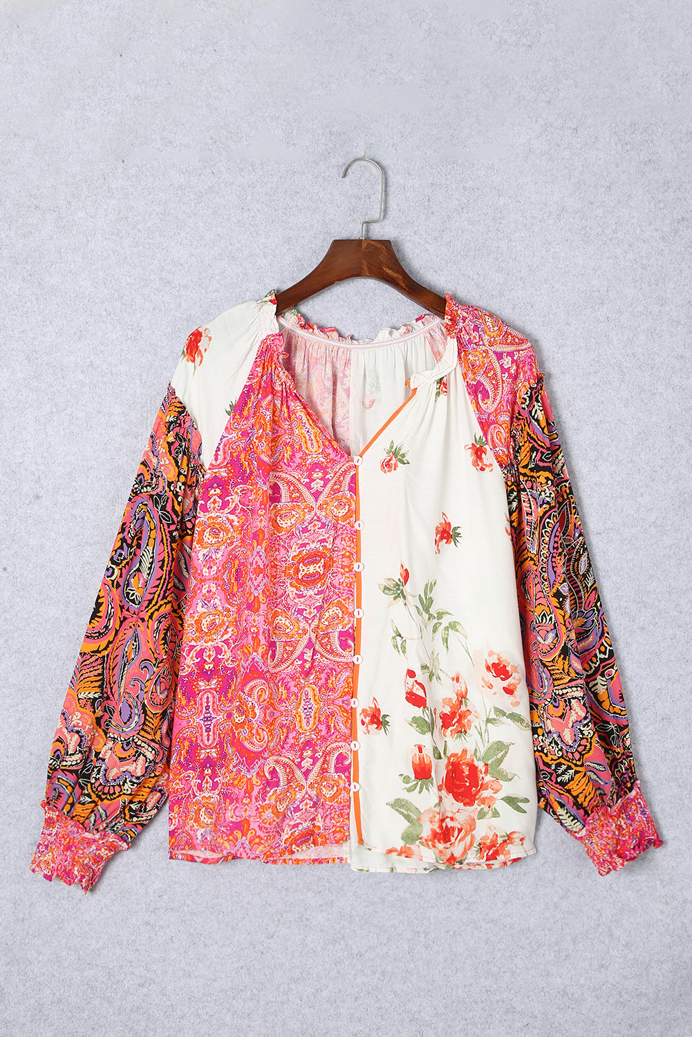 Mehrfarbige Blumenflächen -Patchwork Shirted Manschettenknopf gegen Nackenbluse