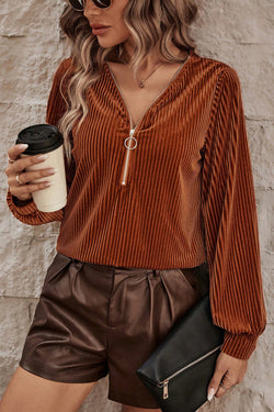 Ribbed velvet high in V-neck and brown halfzip