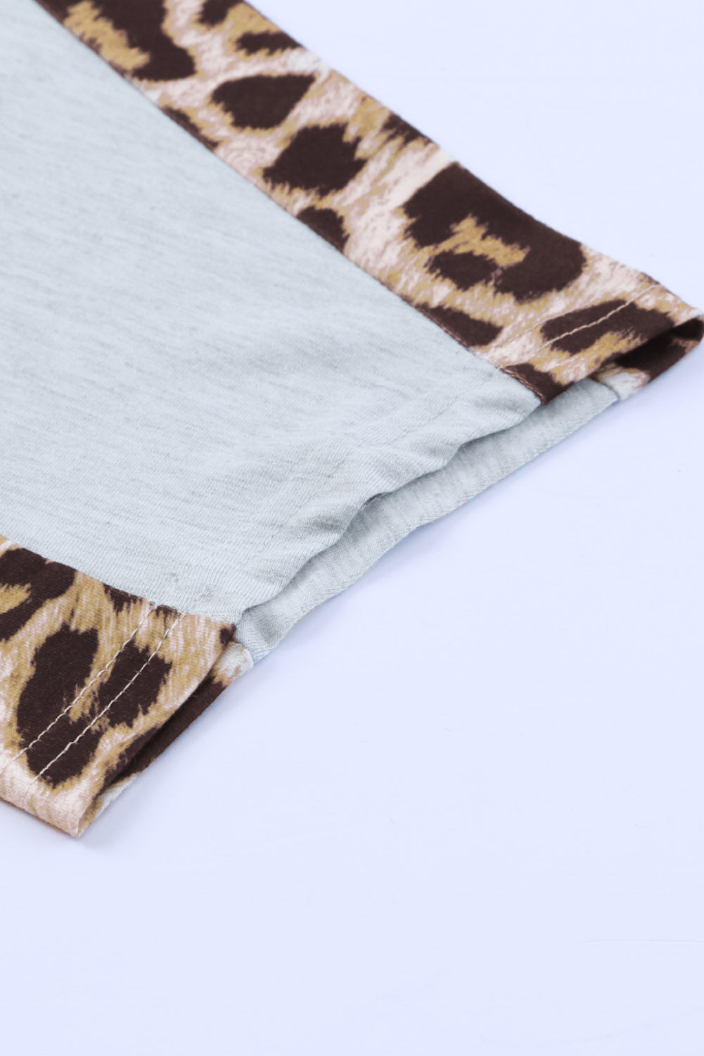 Graues Leopard-Spleißen o-Neck Kurzarm T-Shirt