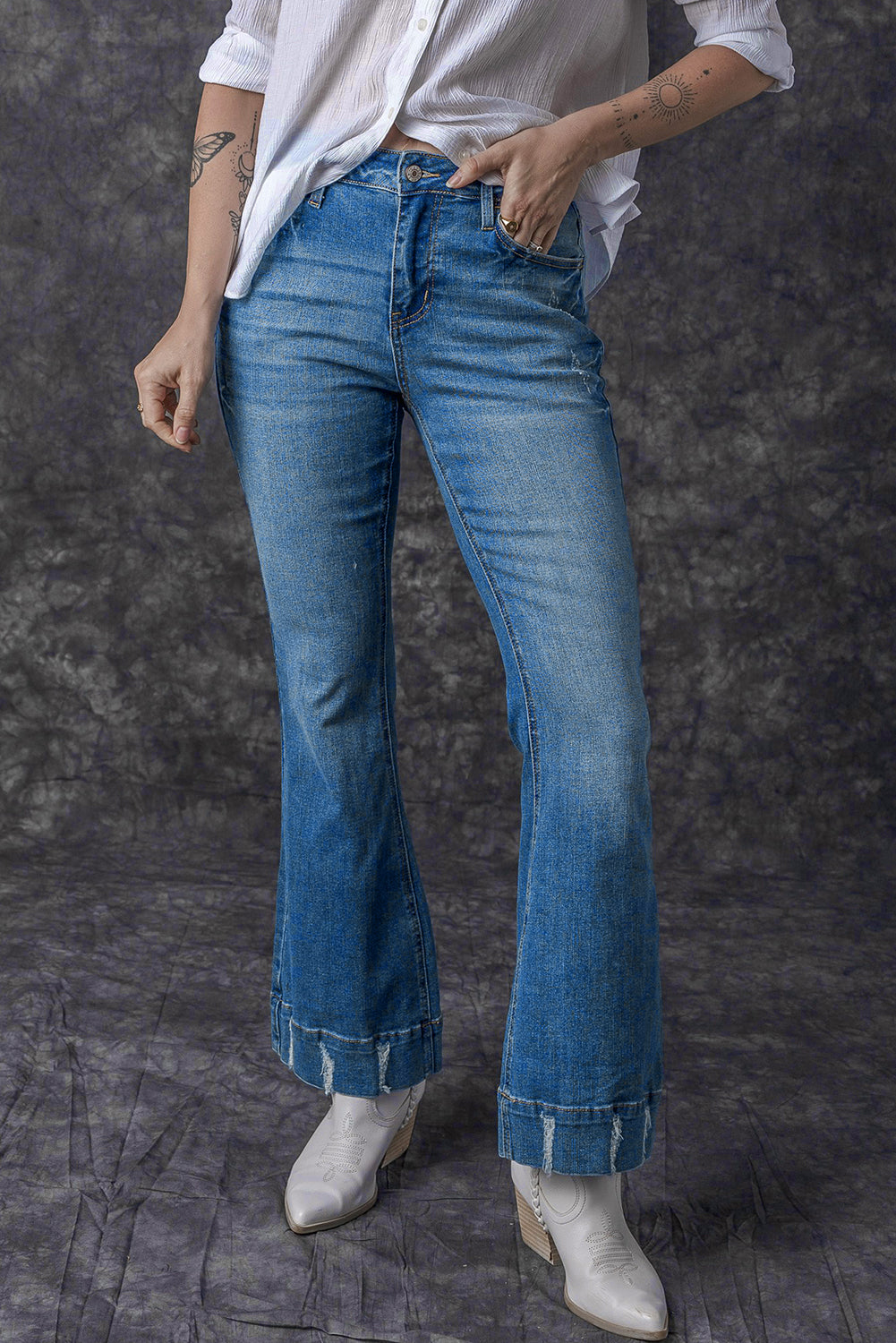 Jeans bagliore di lavaggio medio lieve blu lieve