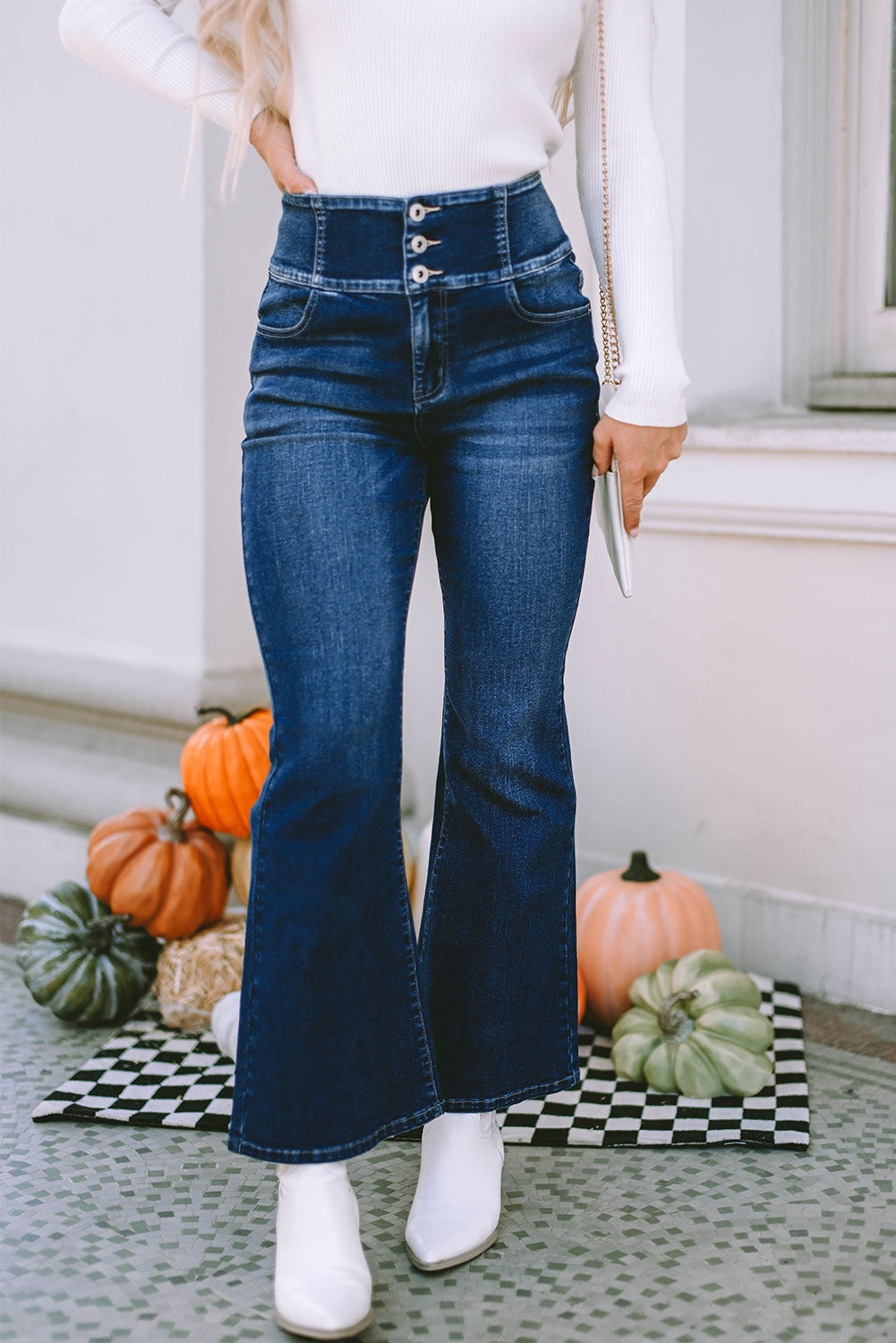 Pulsanti blu jeans flare con la cintura elastica elastica