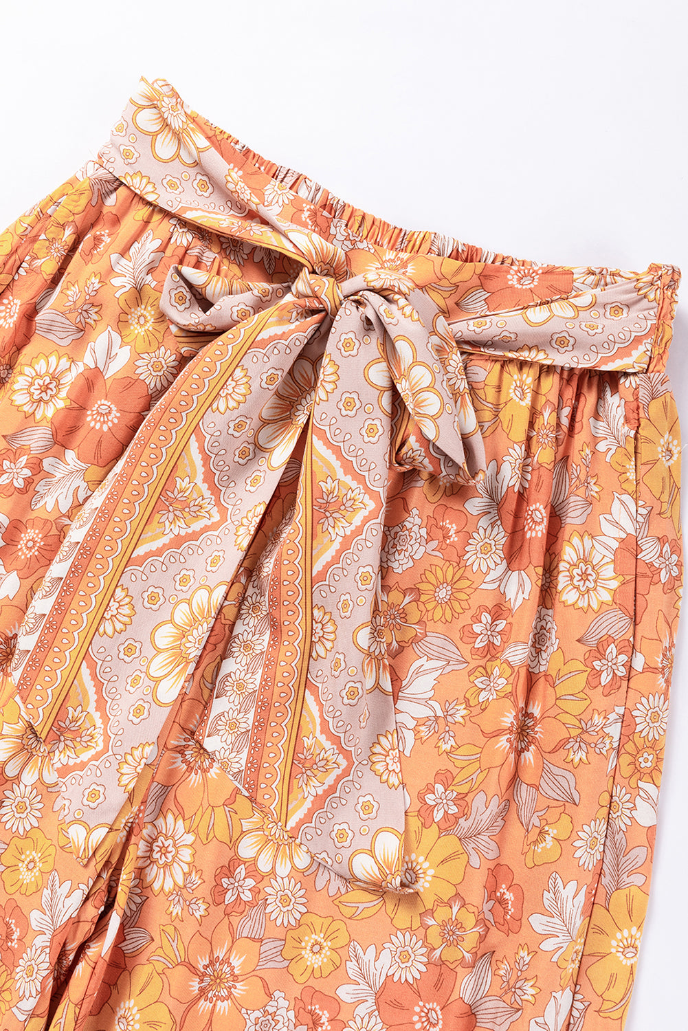 Pantalones anchos con estampado floral bohemio y cintura anudada en naranja pomelo