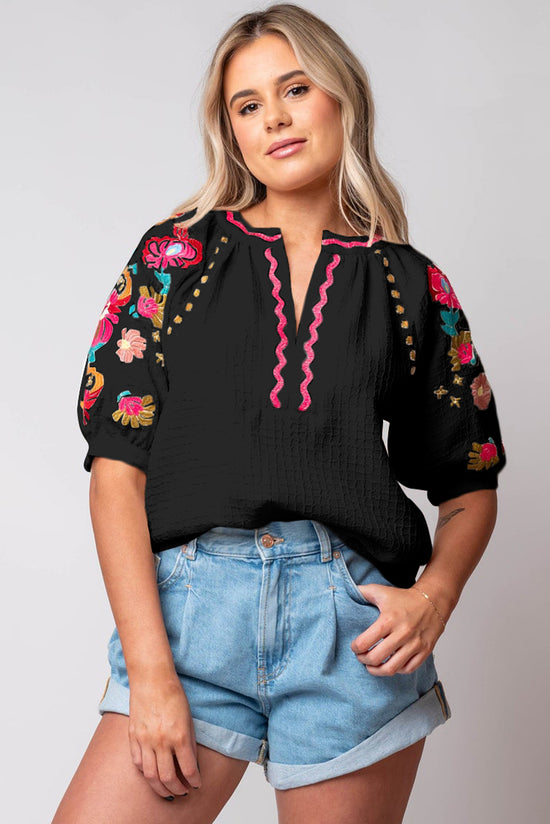 Blusa con textura negra con mangas hinchadas y bordado floral Ricrac