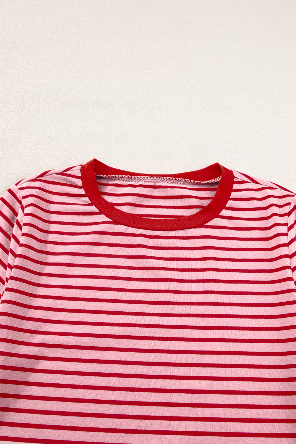 Camiseta de distrito con cuellos redondos y rayas rosas