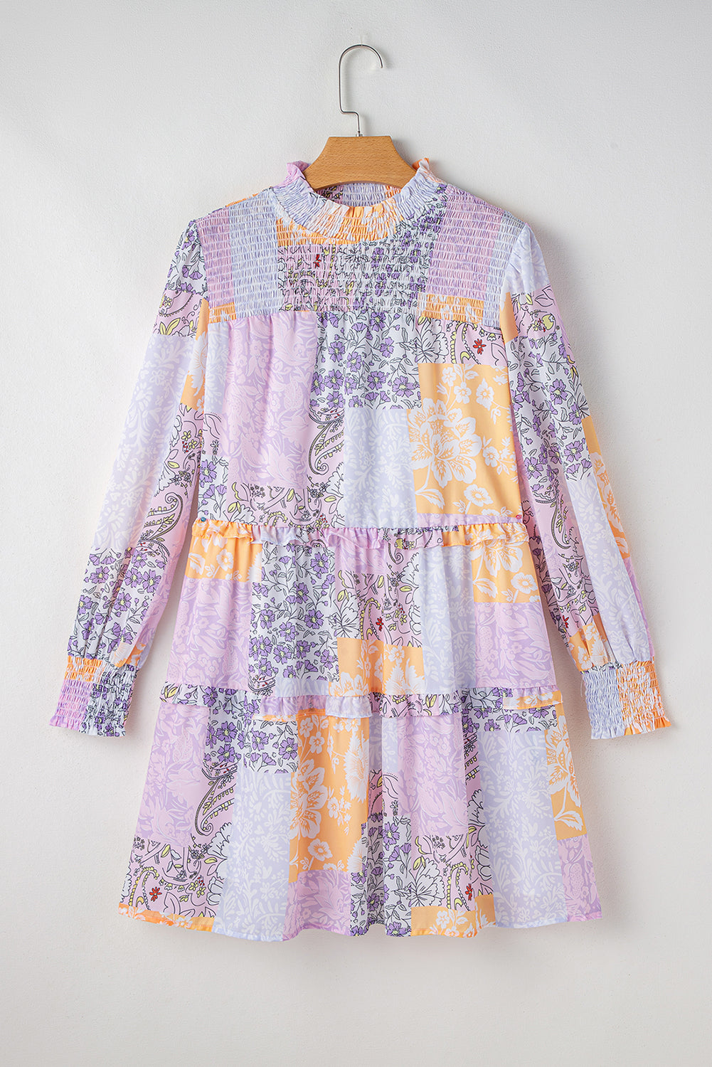 Robe multicolore à fleurs smockées, col montant, volants et manches bouffantes à plusieurs niveaux