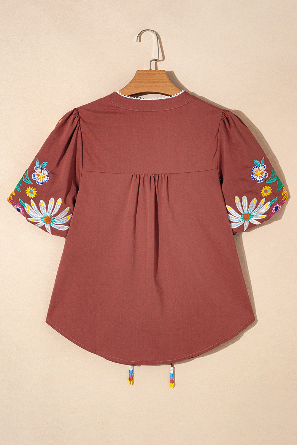 Blusa de cuello dividido bordado de rojo mineral rojo bordado