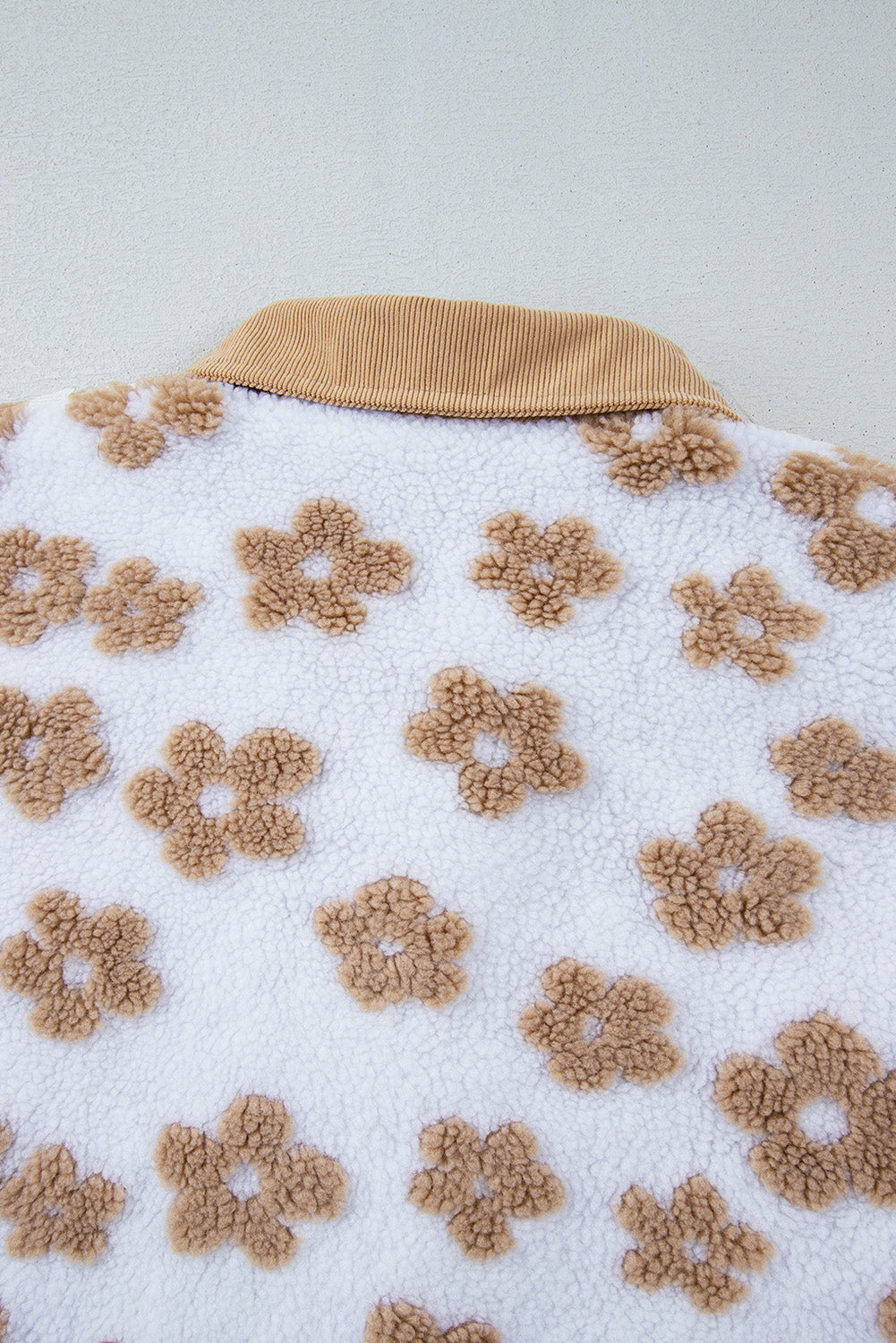 Français léger beige mignon bouton de motif de fleur veste en polaire