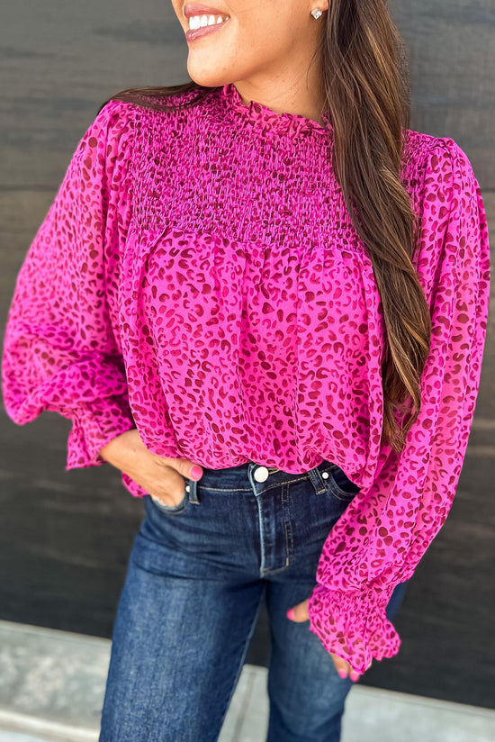 Fluid blouse gathered with puffy sleeves and pink leopard