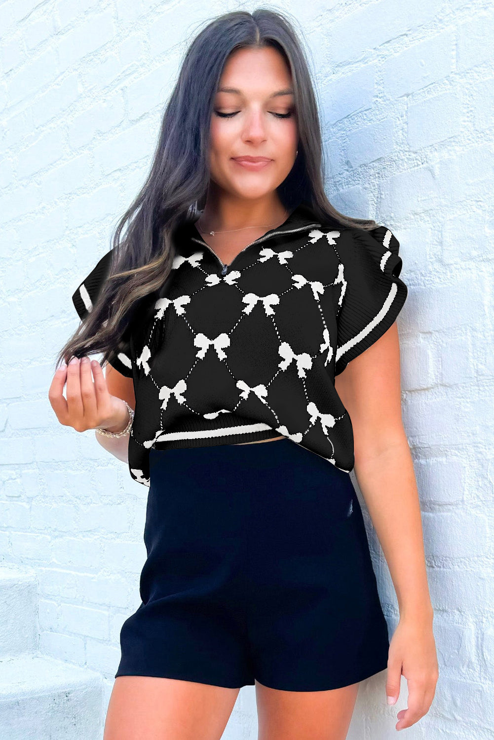 Camiseta negra con collar con cremallera y vibraciones preppy