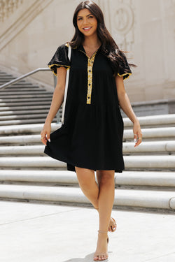 Vestido de camisa negra con mangas de burbujas y lentejuelas para el día del partido