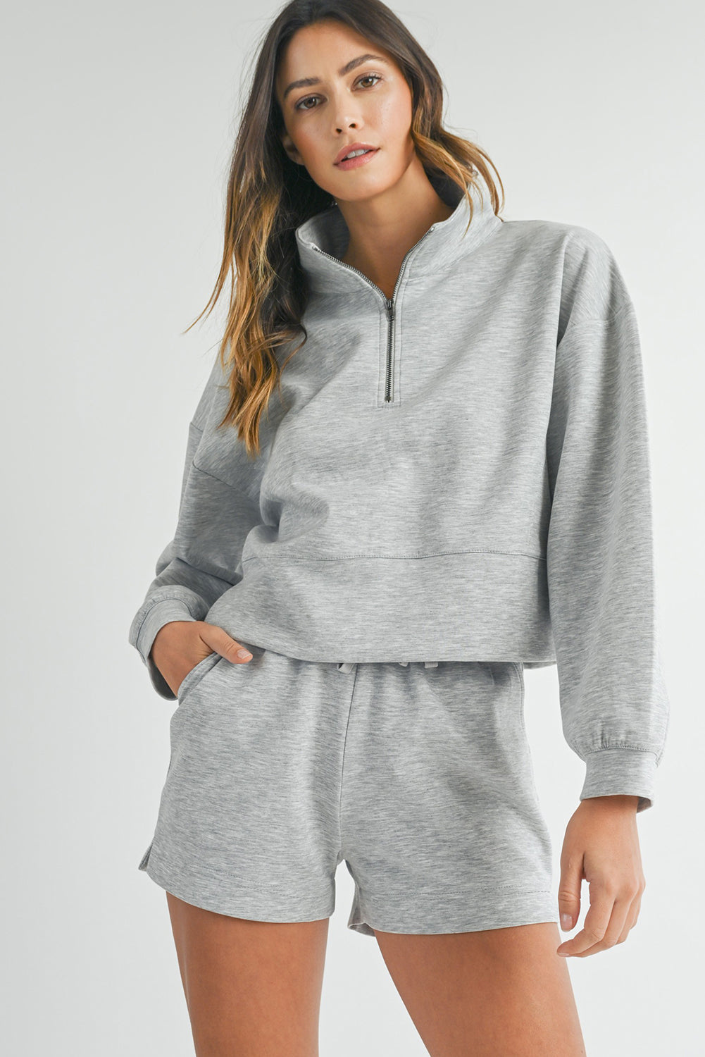 Ensemble sweat-shirt zippé et short gris clair à col montant