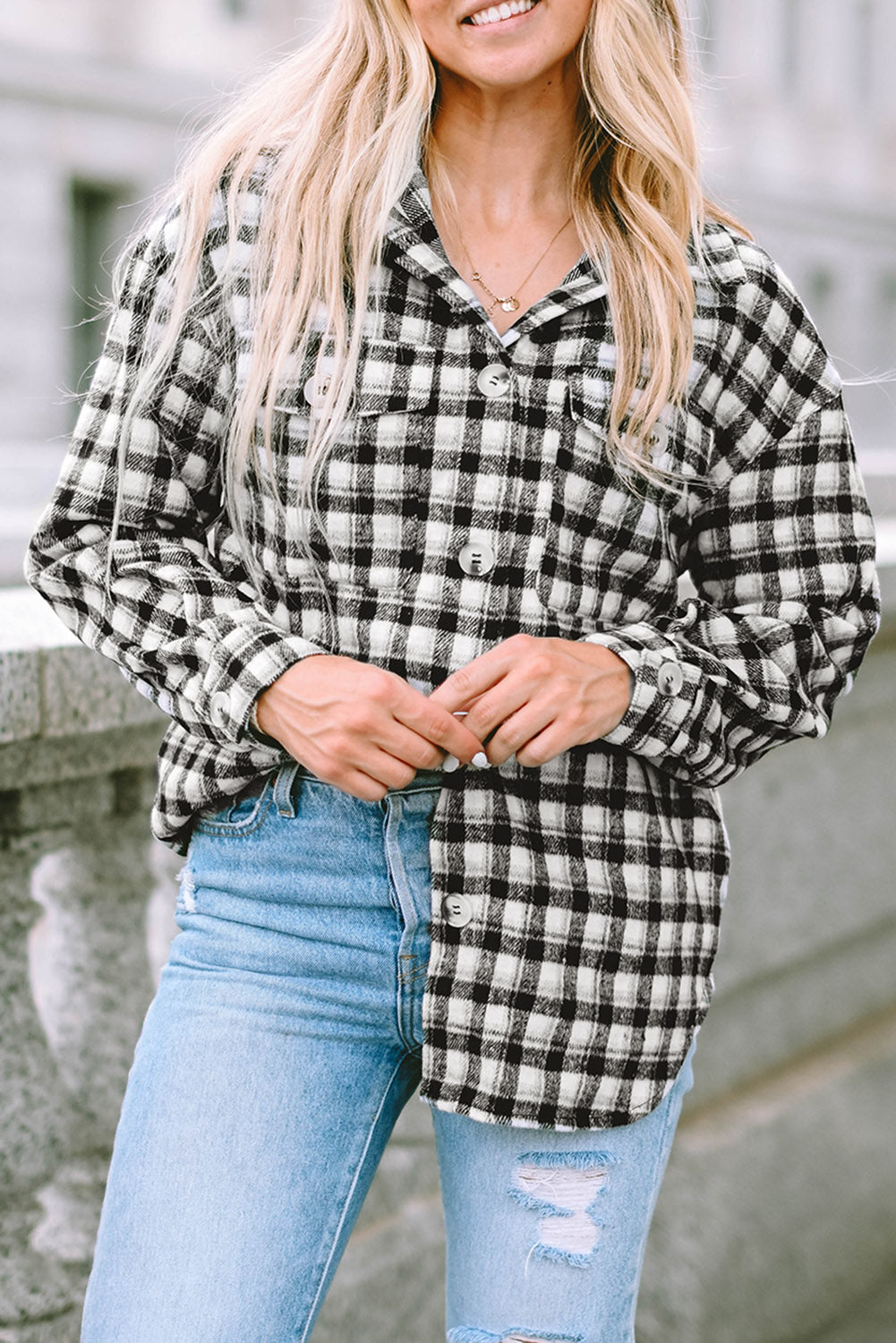 Chaqueta tipo túnica con botones y bolsillos en el pecho con estampado de cuadros negros