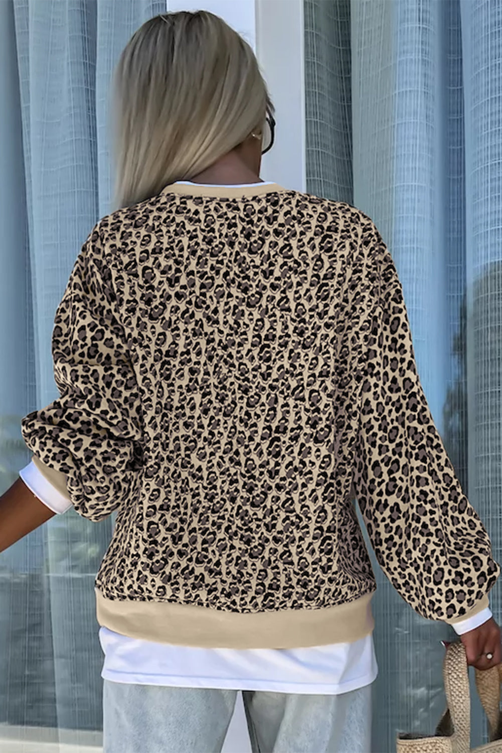 Pergamino leopardo estampado de estampado sudadera de cuello