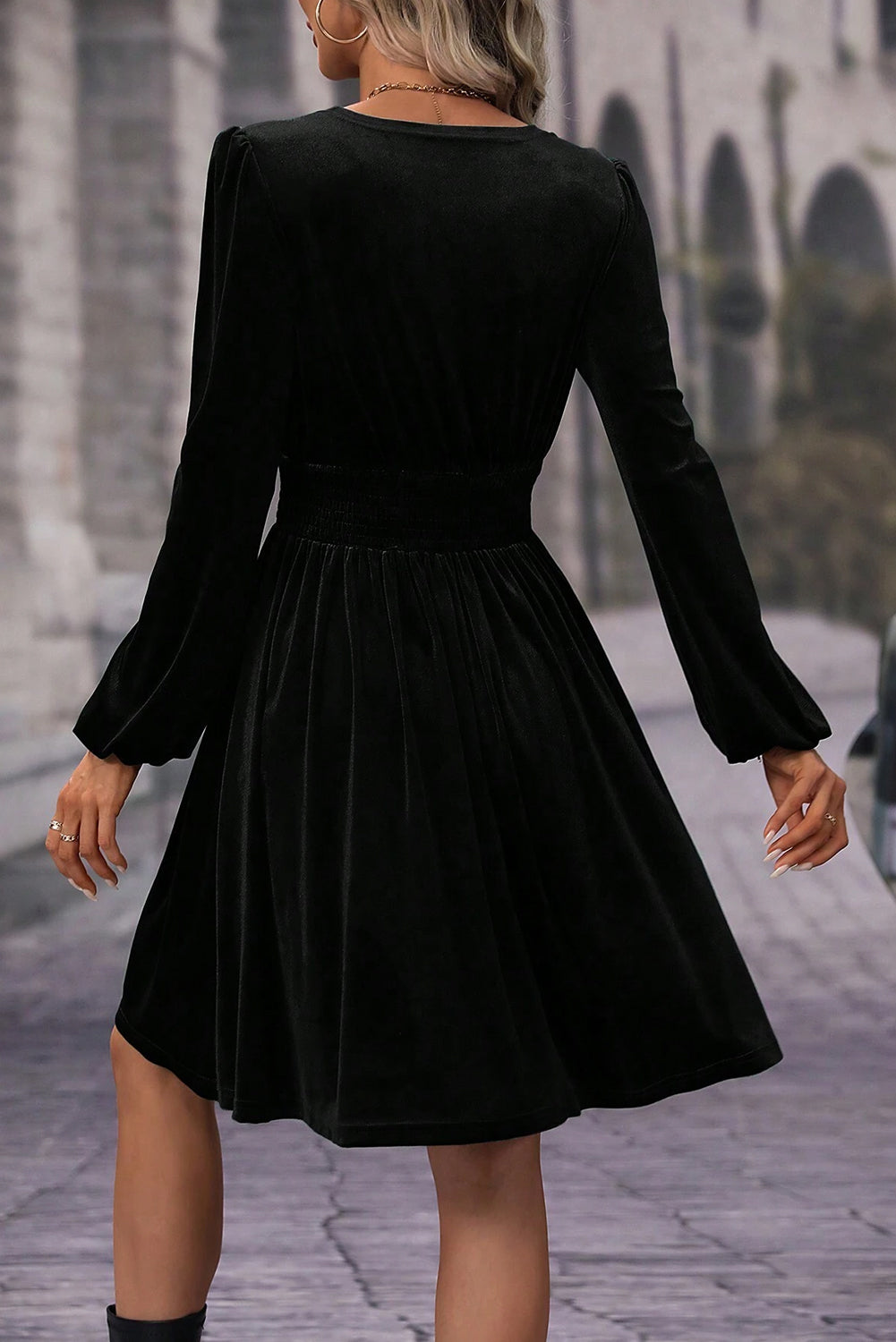 Mini-robe taille haute surplis en velours noir à manches longues