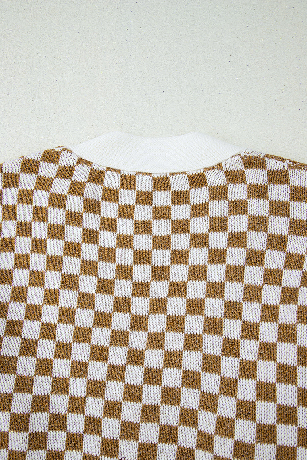 Cardigan marron à col en V boutonné et rayé à carreaux-A WOMAN WE LOVE