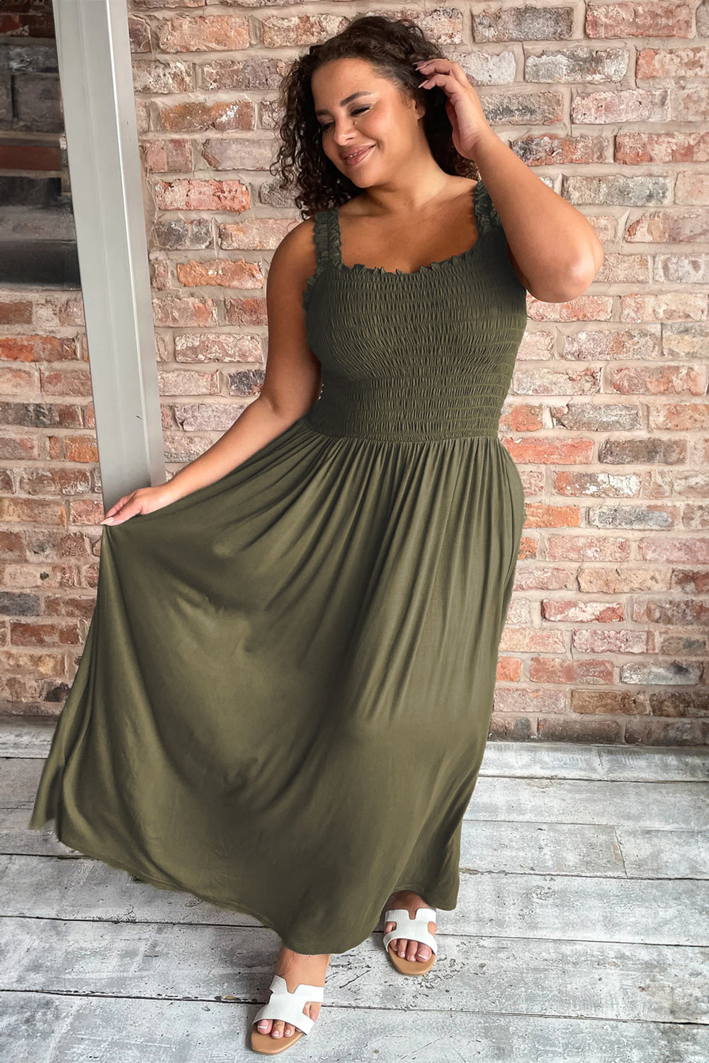 Robe longue vert jungle à buste froncé sans manches, grande taille