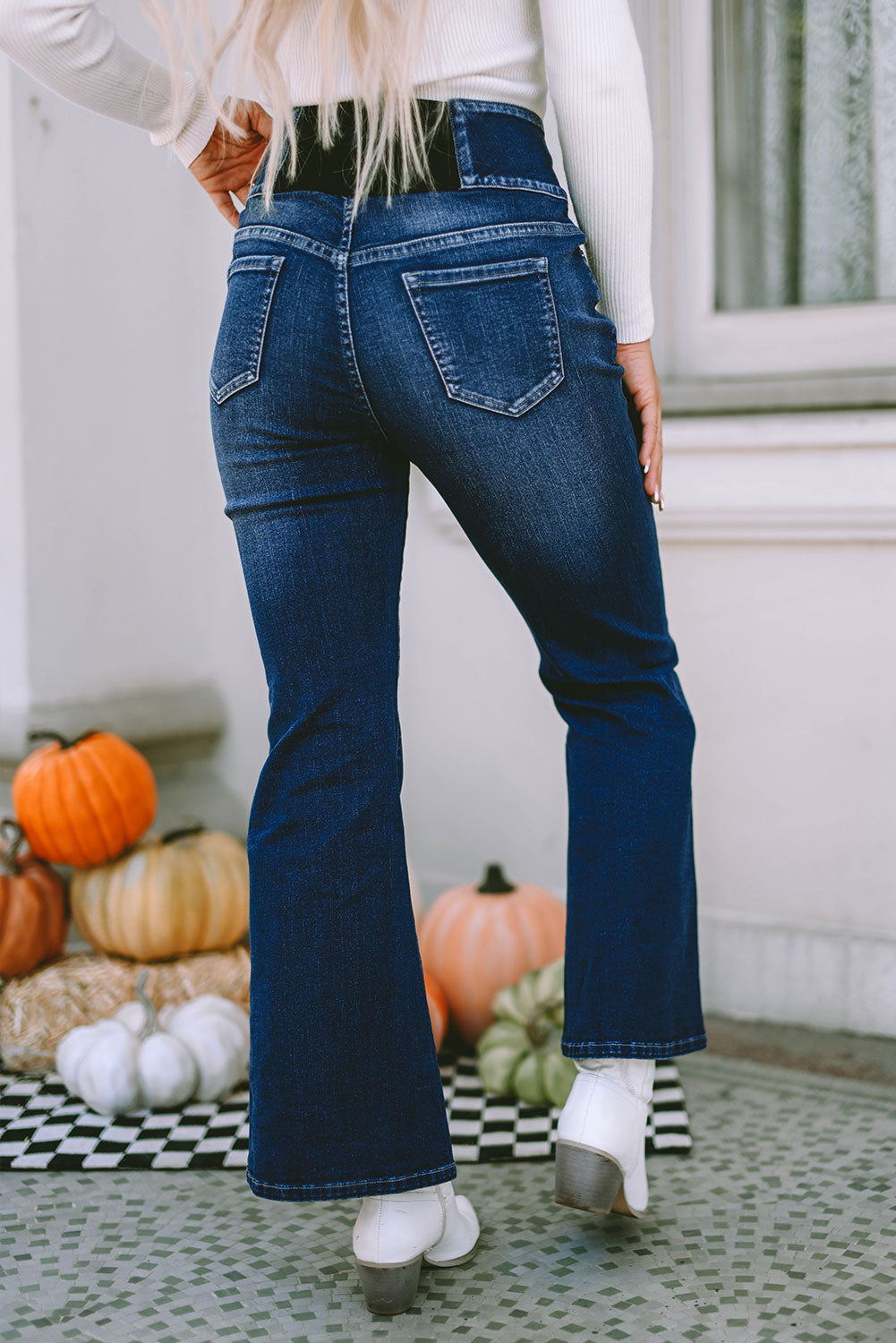 Pulsanti blu jeans flare con la cintura elastica elastica