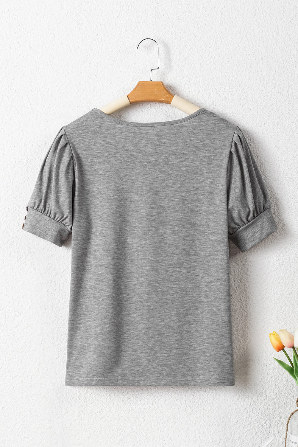 T-shirt en tricot gris clair à manches bouffantes plissées