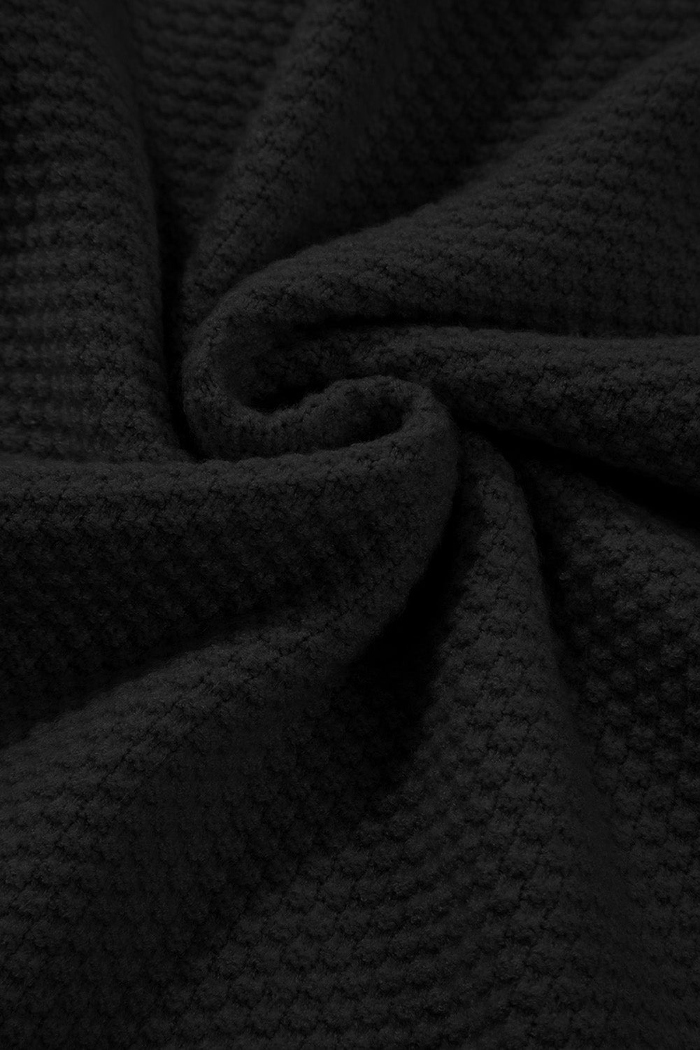 Pull ample noir en tricot texturé uni, manchette fendue, épaules tombantes