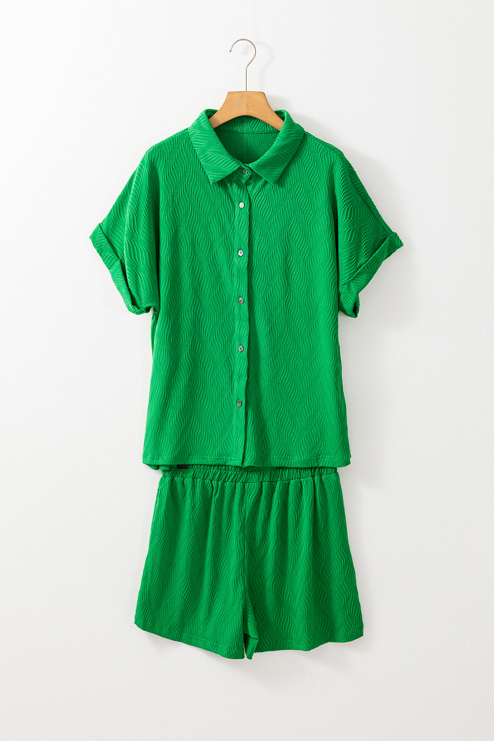Ensemble chemise à manches courtes et short texturé vert vif-A WOMAN WE LOVE