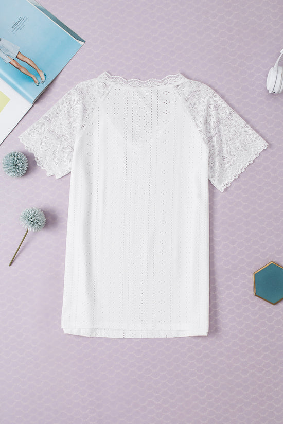 White t-shirt embroidered with short lace lace.