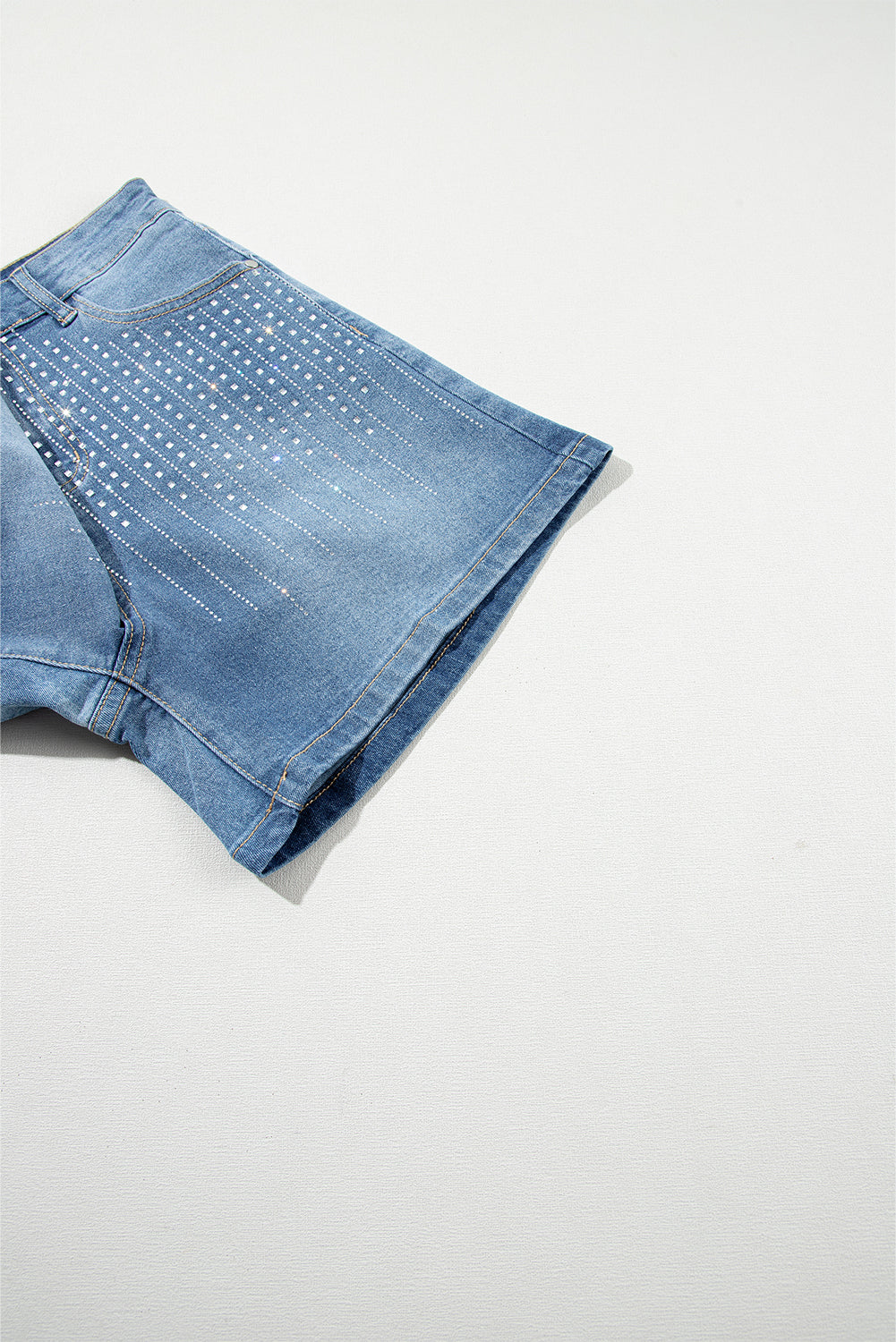 Pantaloncini di jeans abbelliti di strass blu di Ashleigh