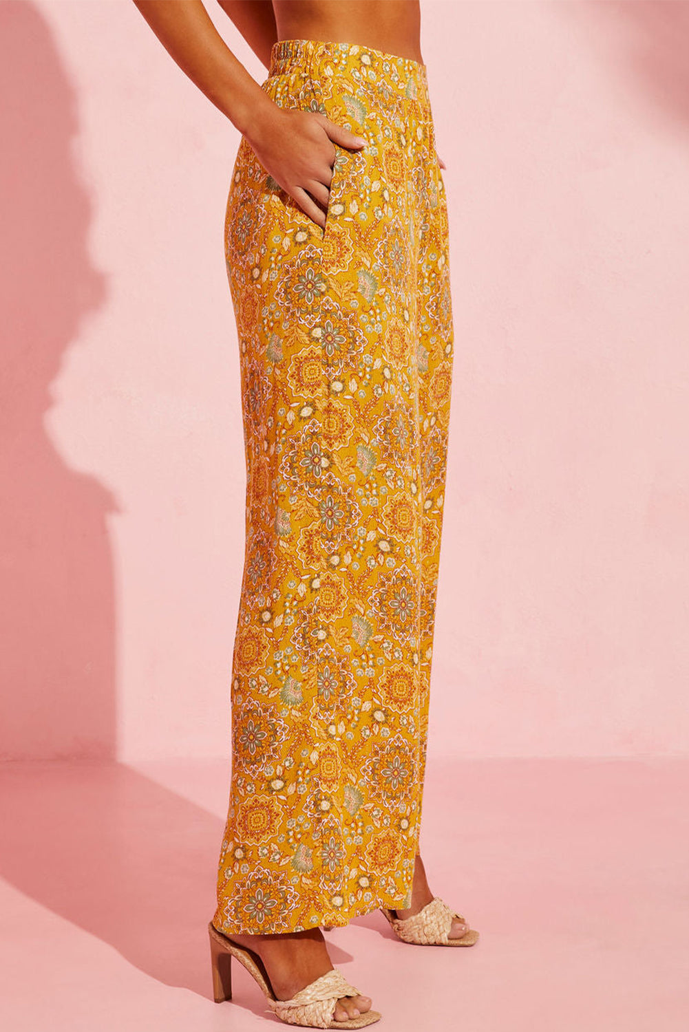 Pantalones anchos con bolsillos y estampado floral bohemio amarillo