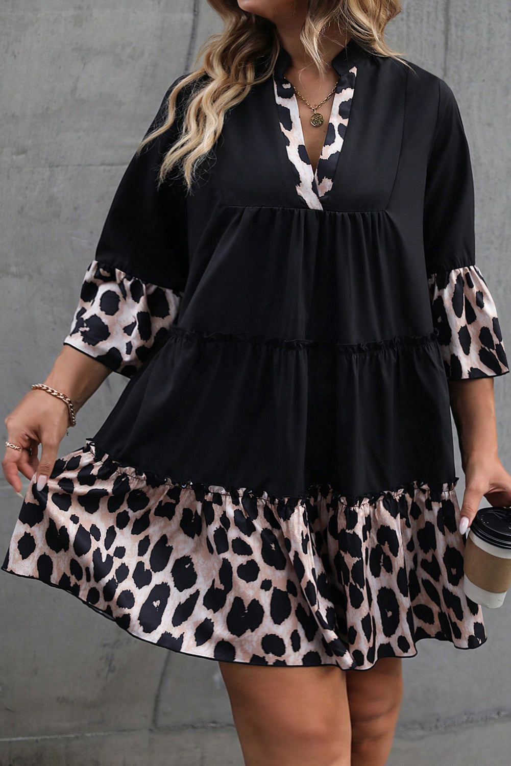 Robe courbée noire à volants et col fendu en patchwork léopard