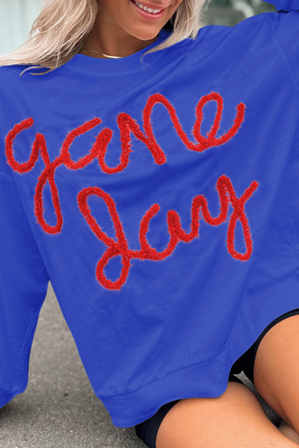 Sweat-shirt graphique bleu foncé Tinsel Game Day à épaules tombantes