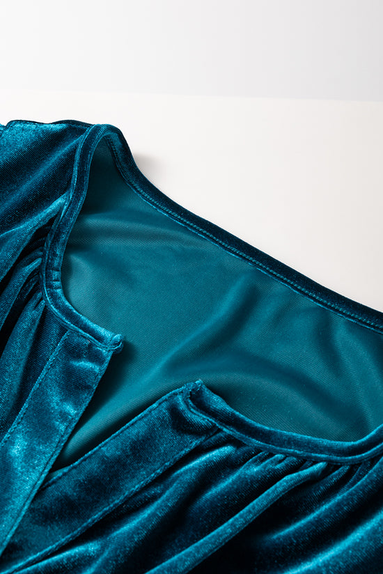 Robe longue en velours bleu de Prusse à manches courtes et taille froncée à plusieurs niveaux